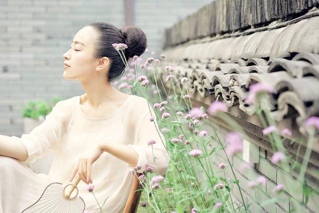 神似杨丽萍的美女7年开4家店，汪涵夸其“美得冒泡儿”！